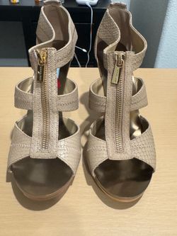 Michael Kors Berkley Mid Platform T-Strap Sandals heels sz 9.5 W New In Box.
