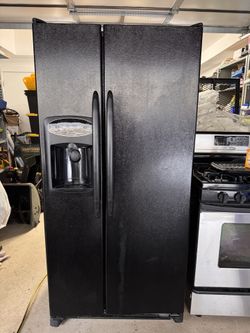 Maytag refrigerator - French door - black - water dispenser/ice maker capable - 23 cubic ft - CLEAN!