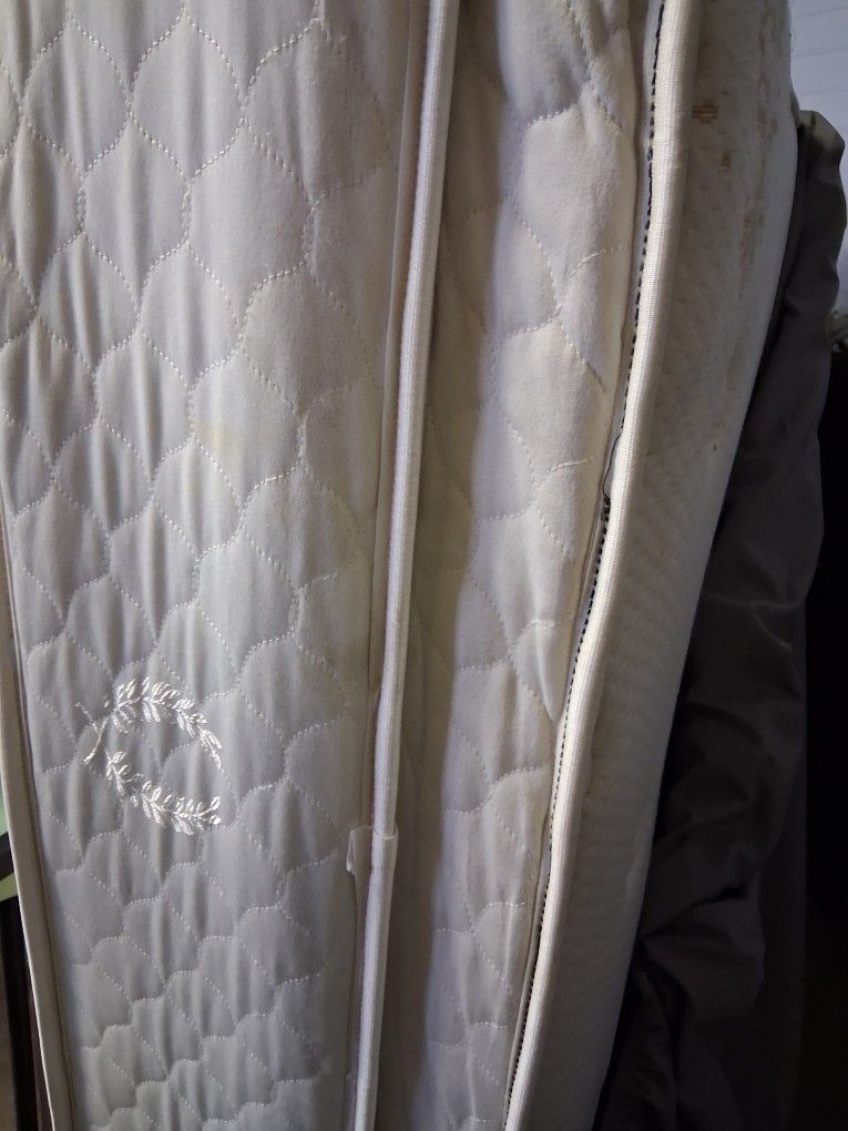 Pillow Top Quuen Matress With Base Frame