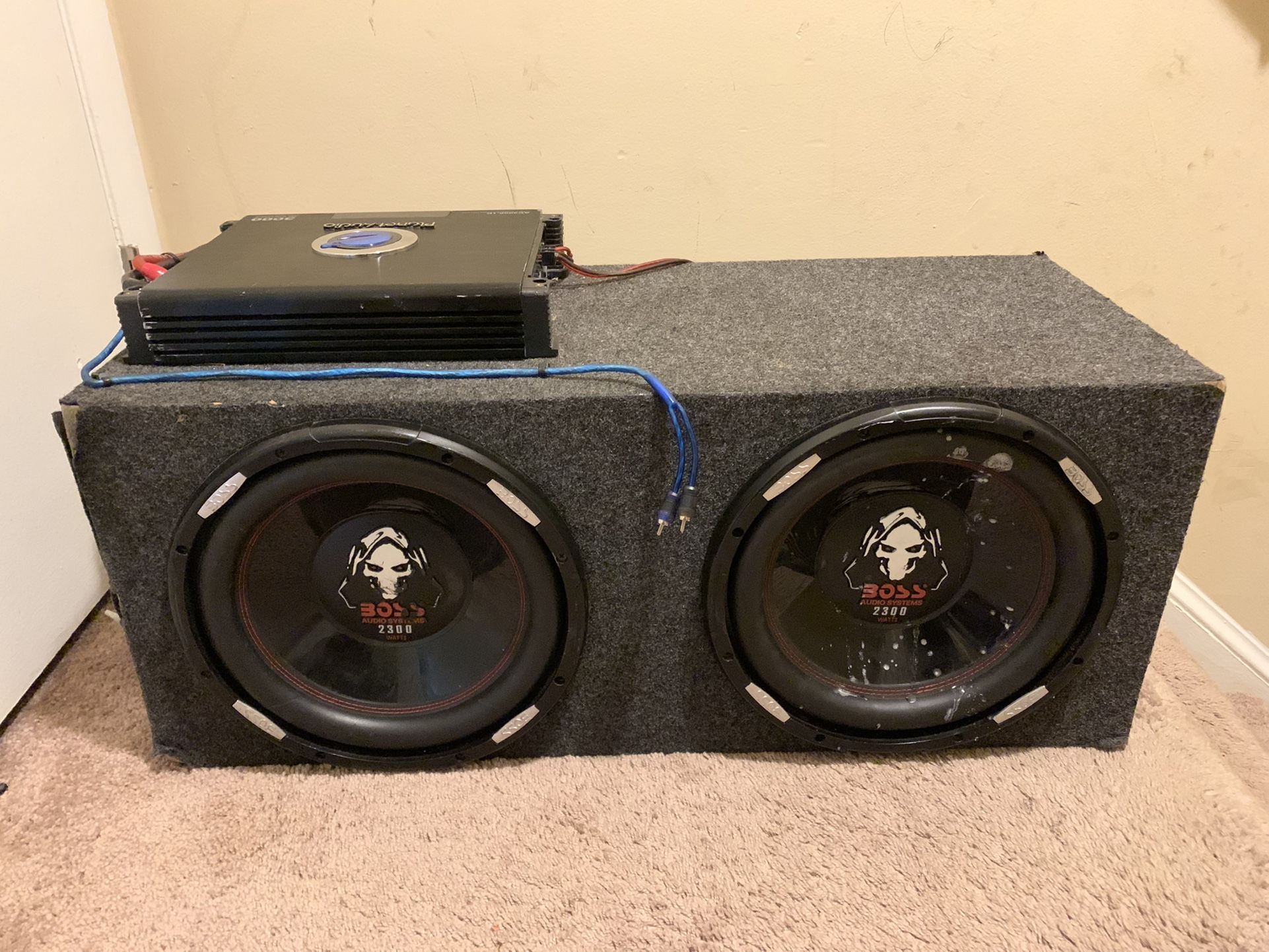 12 Inch Speakers With 3000watt Amplifier and Capacitor. I’m Asking 400 great Deal