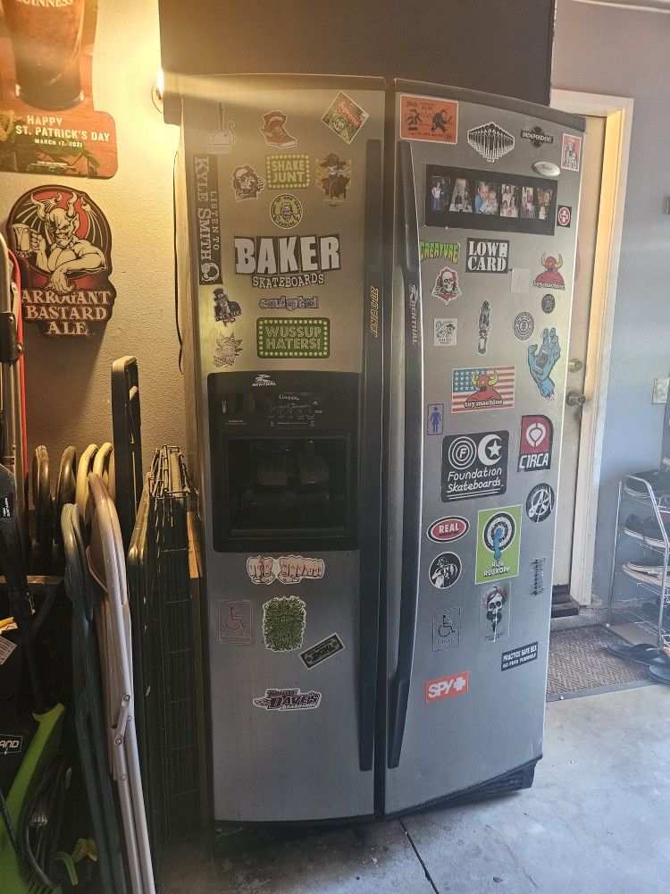 Free Side By Side Refrigerator Not Keeping Cold for Sale in Menifee, CA