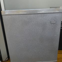 Igloo Mini Refrigerator/freezer
