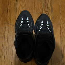 Size 9 Yeezy 700 V3 Dark Glow good condition