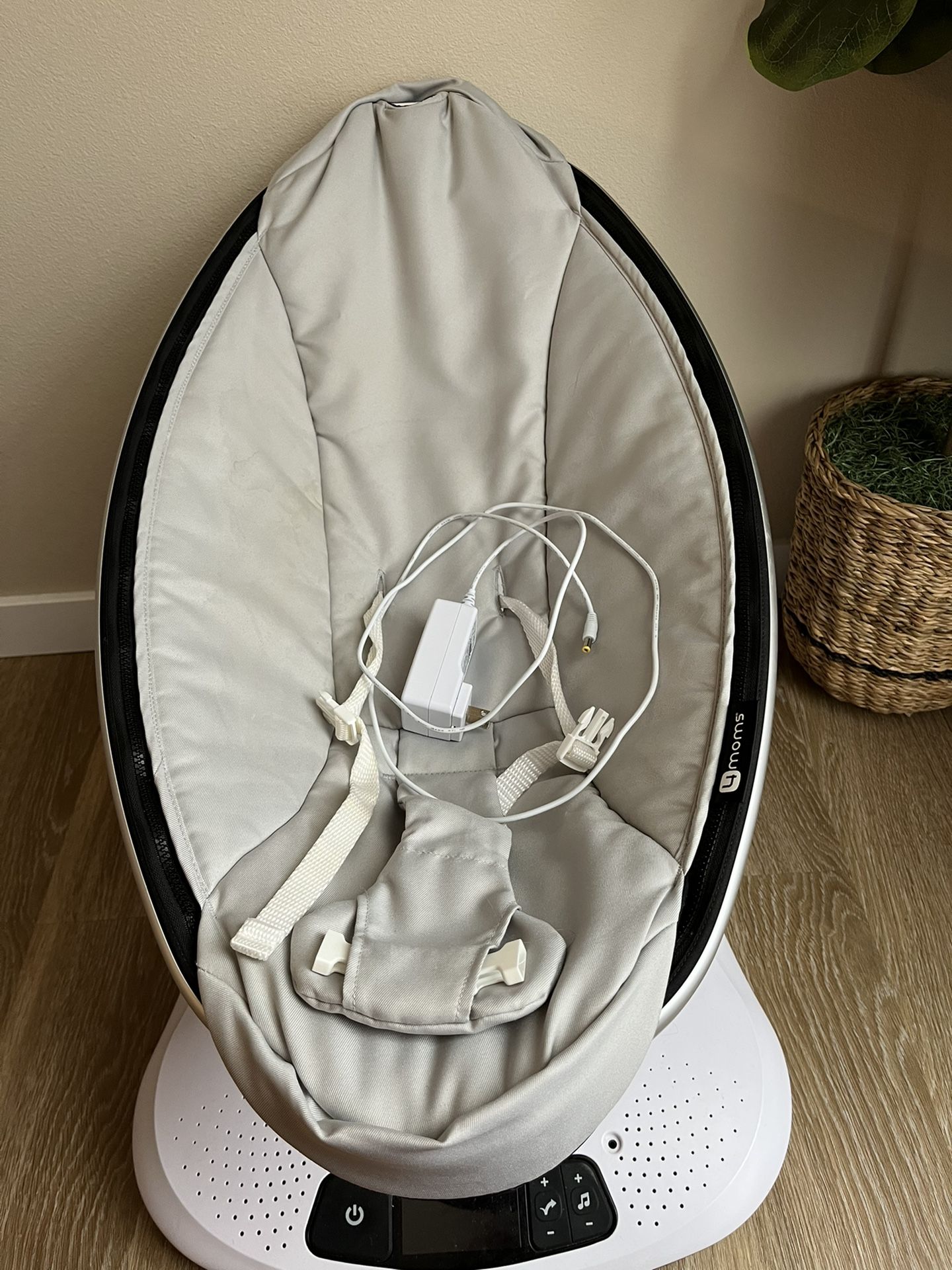 Mamaroo swing with bluetooth 