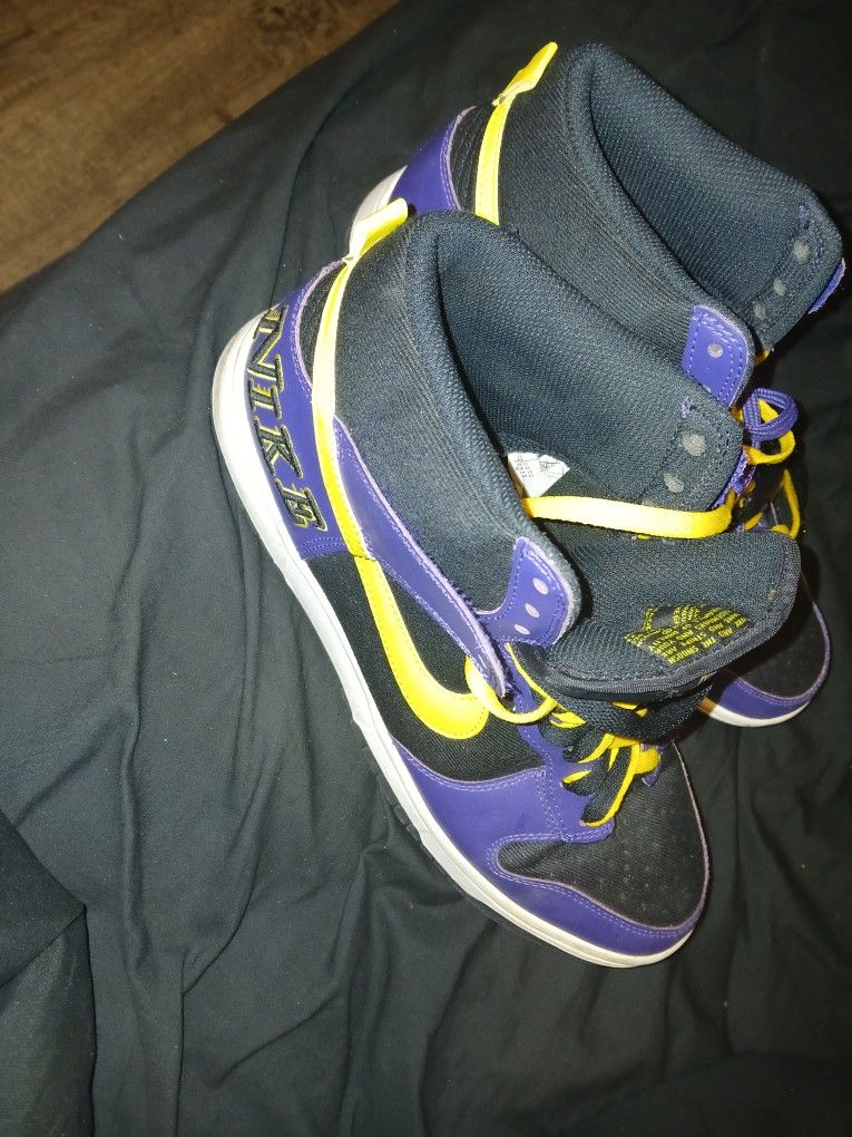 Mens Nikes Size 11 And Just Need To Be Cleaned 