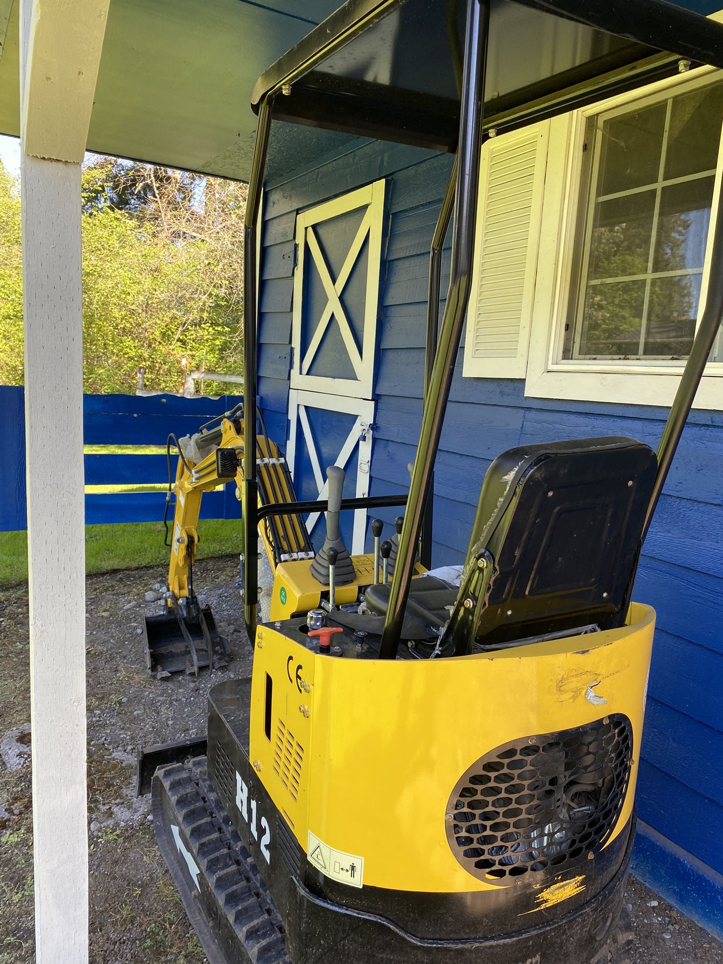 I am selling a mini excavator in perfect condition, working 100%. Any questions. I will answer.