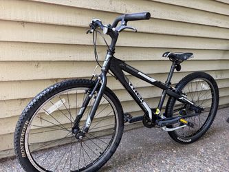 Trek MT200 Youth 7-Speed Mountain Bike (24" Wheels)