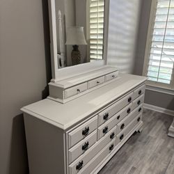 Dresser W/ Mirror Attachment