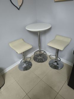 Hight/low table with hight/low chairs