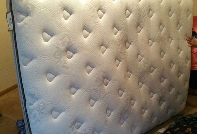 Mattress - Sealy nightfall collection - queen