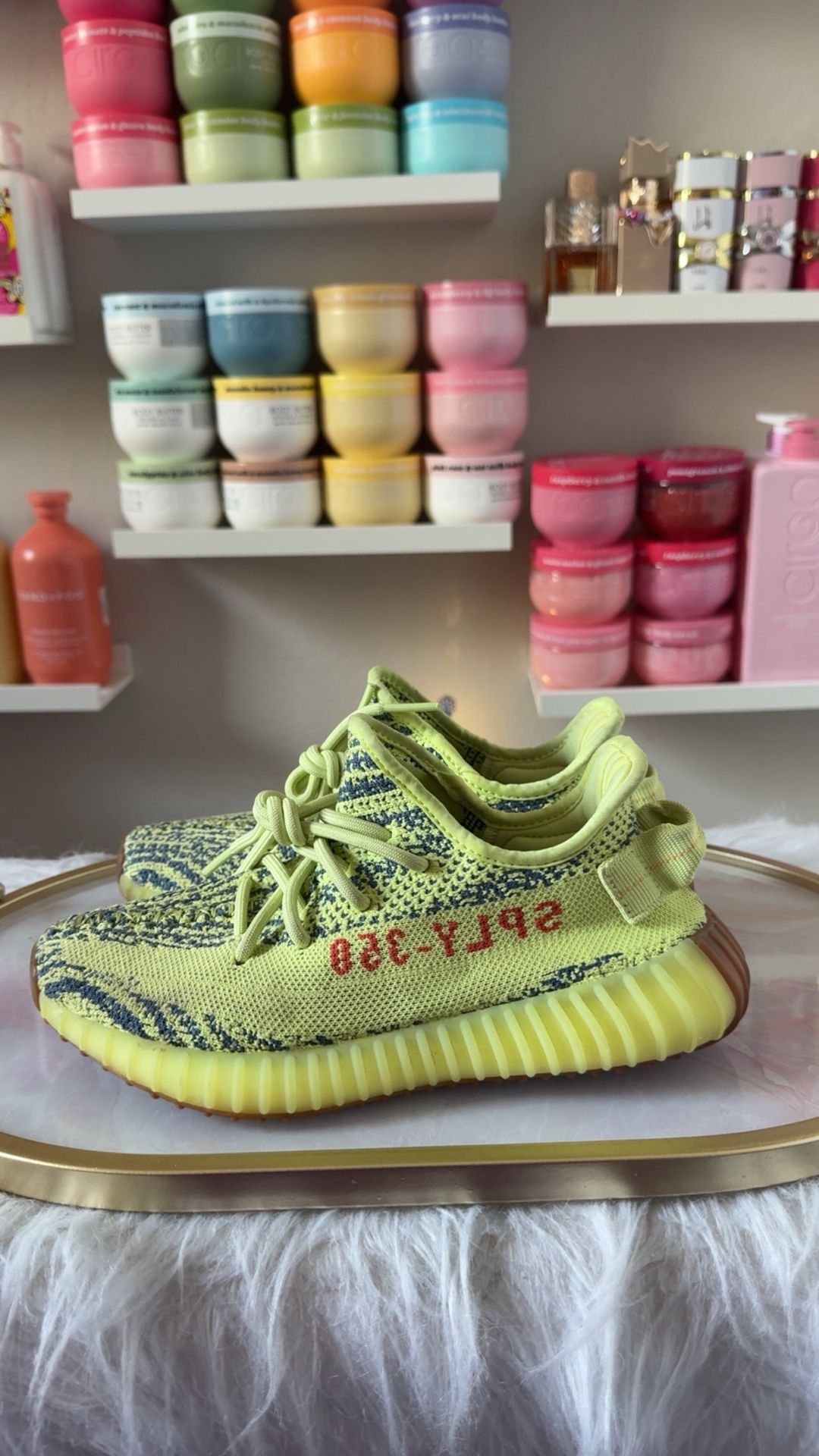Adidas Yeezy Boost 350 V2 Semi Frozen Yellow (size 5) Adidas Yeezy Boost 350 V2 Semi Frozen Yellow (size 5)