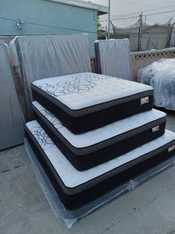 Queen Size Pillow Top Mattress 12"    new Mattress in a plastic sealed