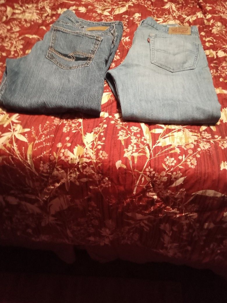 2 Pairs Of Women's Levi's Jeans