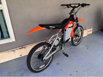 Mongoose electric bike. Yes it works. Video in pics