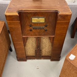Antique Musicaire Tube Radio