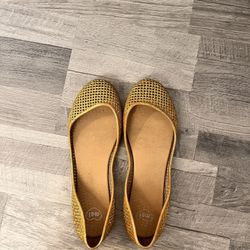 Size 6 Gold Flats / Shoes $8👡