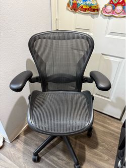 Herman miller Aeron ( SIZE B ) FULLY LOADED ( Check Photo )