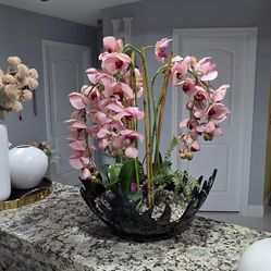Orquídeas artificiales en jarron negro