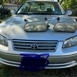 Toyota Camry 2000/2001 Driver Side Headlight.