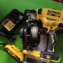 DEWALT 20V MAX Lithium-Ion 15-Degree Electric Cordless Roofing Nailer Kit with 2.0Ah Battery Charger