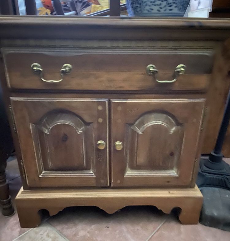 Beautiful Solid Wood Thomasville Night Stand