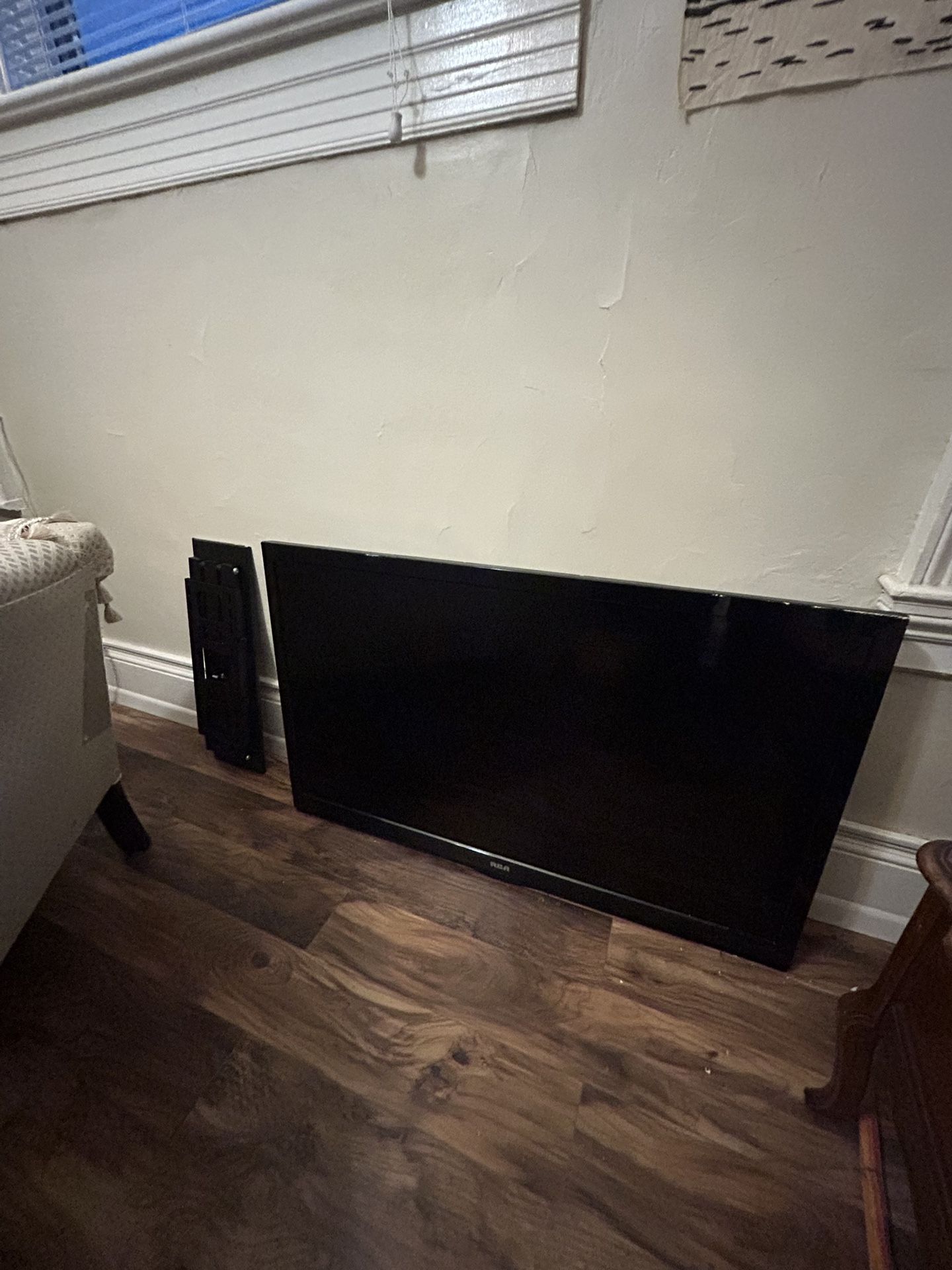 LED Flat Screen Television and Wall Mount
