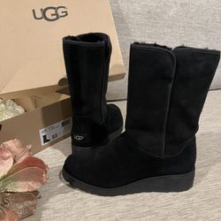 New Woman’s UGG Boots Size 8.5