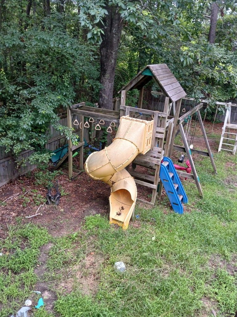 Play Set Selling Like Brand-new 