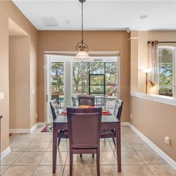 Haverty’s Midtown Dining Table with 6 side chairs