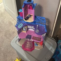 Vampirina House 