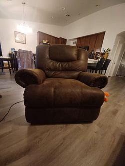 Wide seat recliner