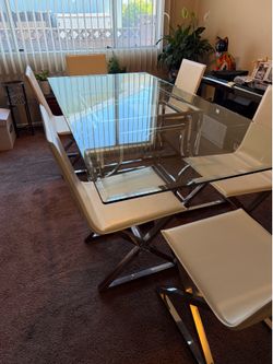 Dining Room Table & 6 Chairs
