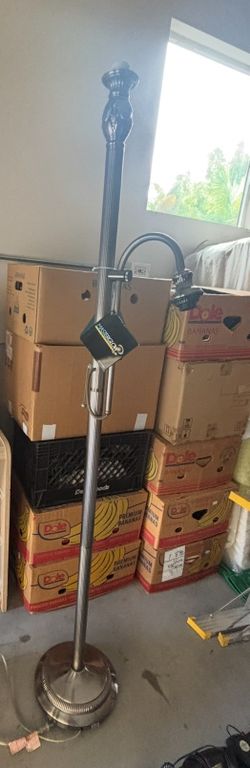 Good quality heavy duty lamp or light stand