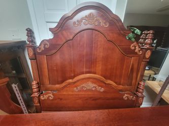 Vaughan Bassett Queen size bedroom set.