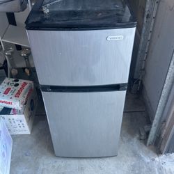 Vissani Mini Fridge & Freezer 