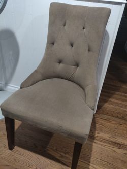 Chic cushioned chair