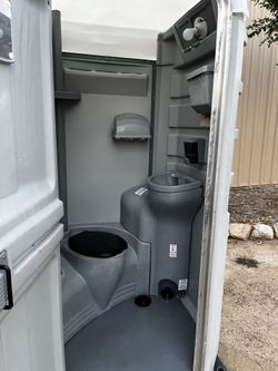 Porta Potties - Baños - Fence - 