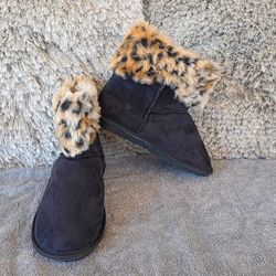 Eskis faux suede boot ( size 7 for women )
