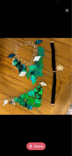 Halloween Accessories . 1 necklace, 1 choker and 1 accessory is to wear on hand.