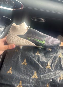 Nike Phantom Soccer Cleats