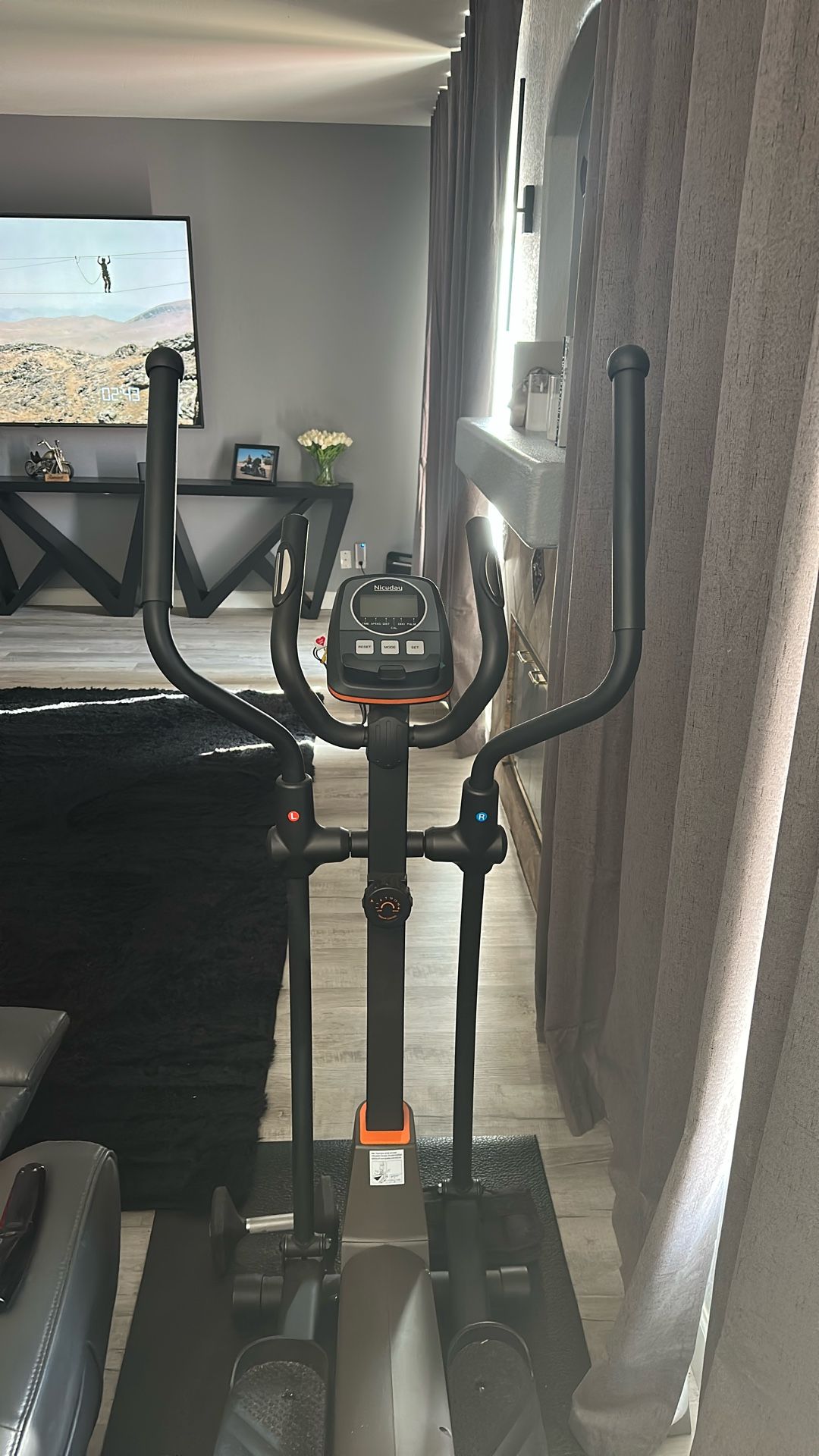 ELLIPTICAL MACHINE BARELY USED