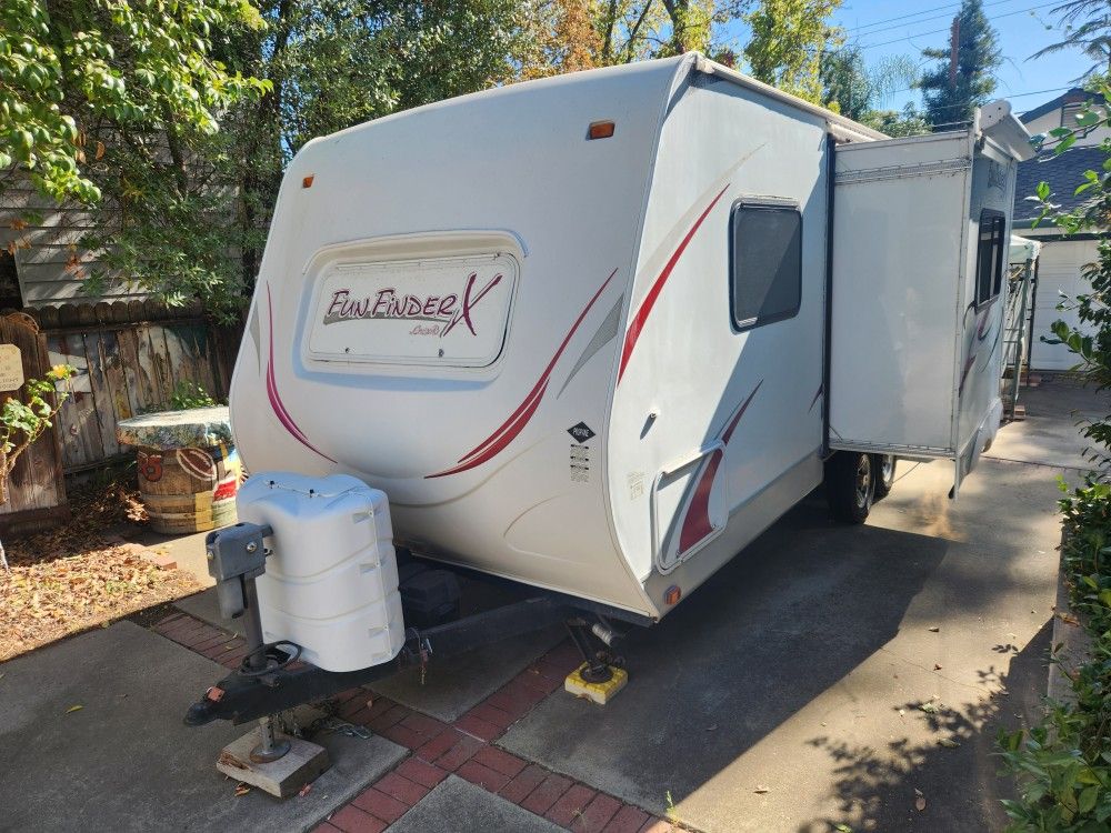 2011 24' Cruiser Fun Finder Travel Trailer