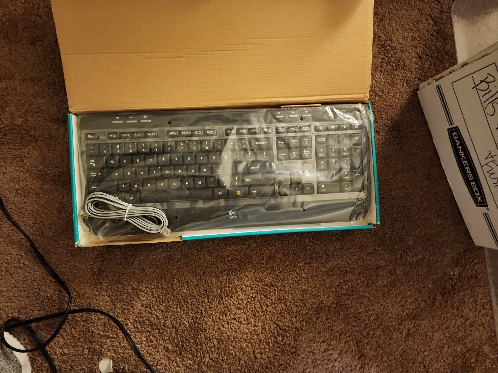 Logitech WIRELESS KEYBOARD & MOUSE 