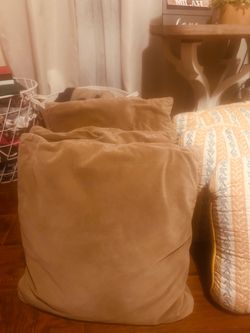6 pillows. 12.00$