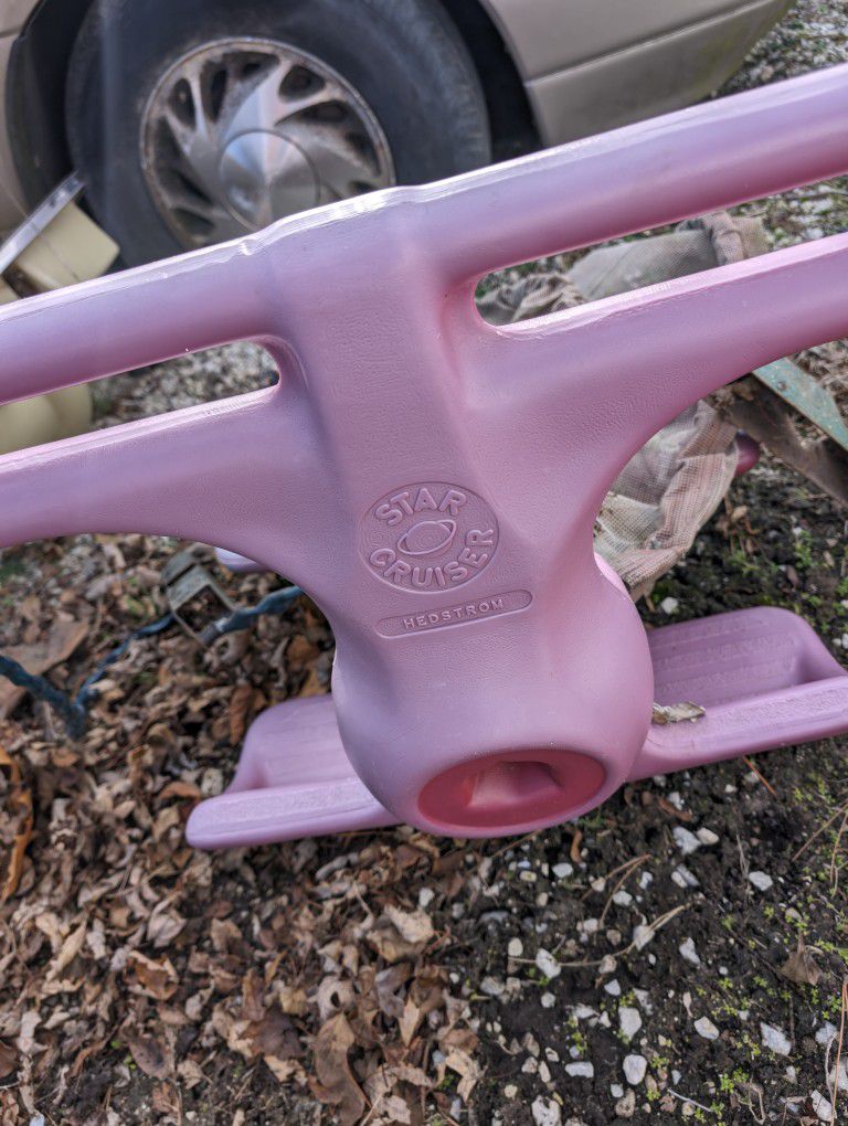 Star Cruiser by Hedstrom Glider. It has some two metal brackets to attach it to something. Maybe a swingset. East Oregon
