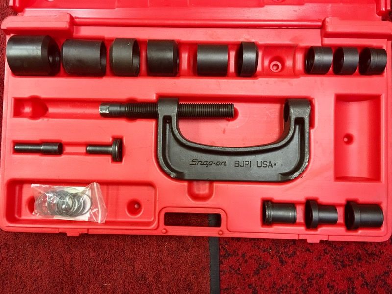 Snap on outlet ball joint press
