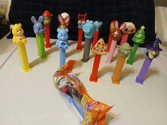 17 PEZ dispensers. Will not separate. Price is for all.