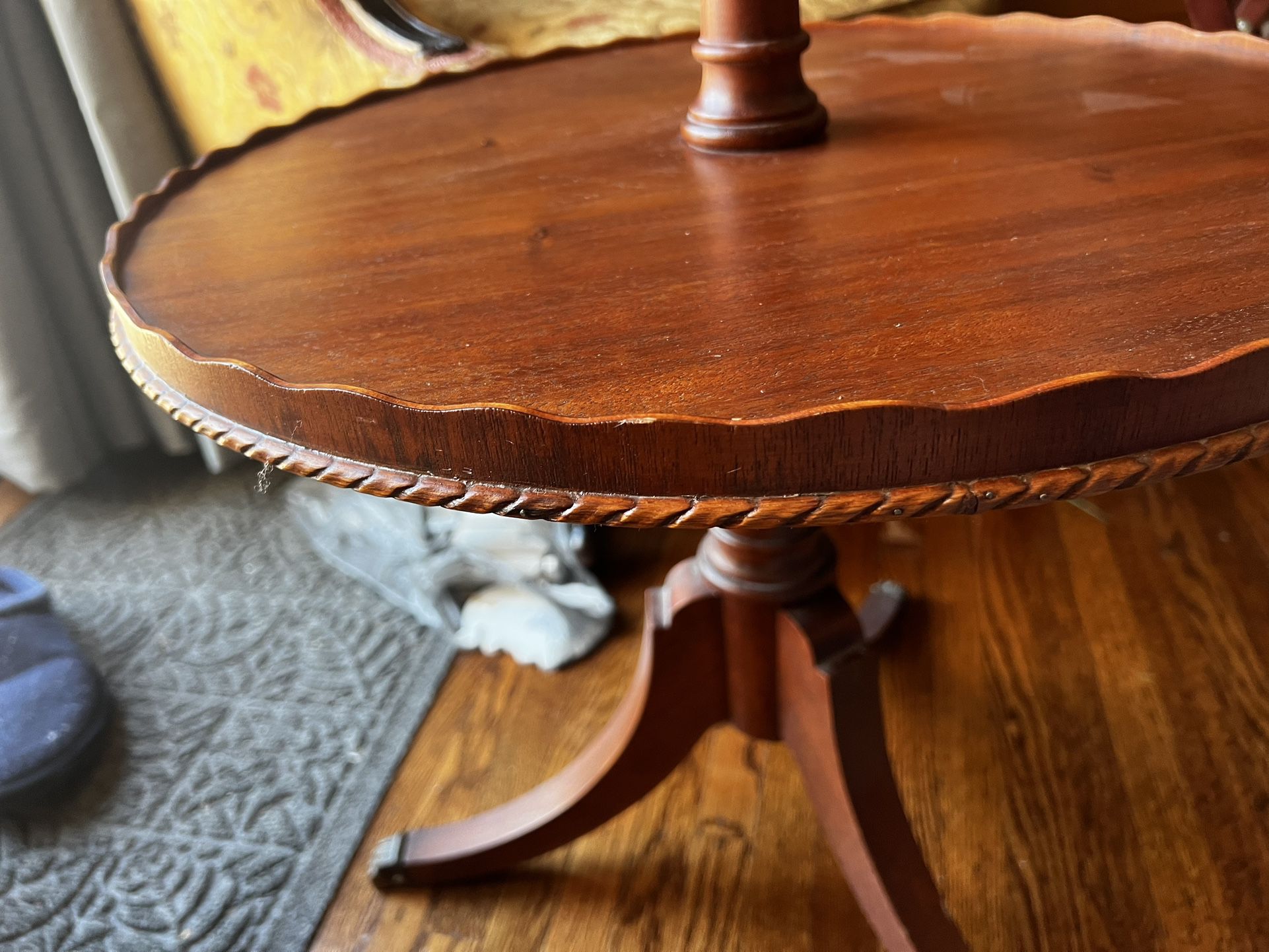 Reduced $100 Very nice Wabash antique mahogany Duncan Phyfe pie crust tiered table 