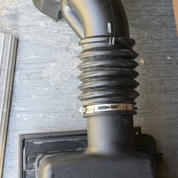 OEM Air Intake 2025 Ford 150 V8 (5.0)