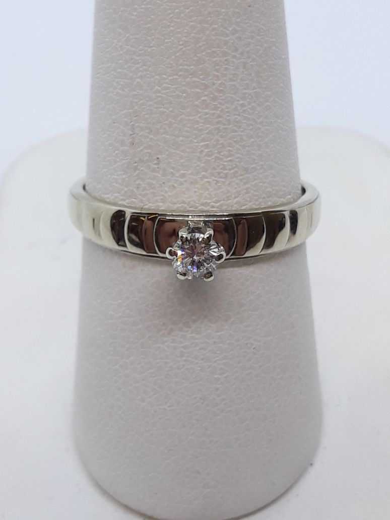 14k white gold diamond Promise Engagement Ring 2.1 grams size 8